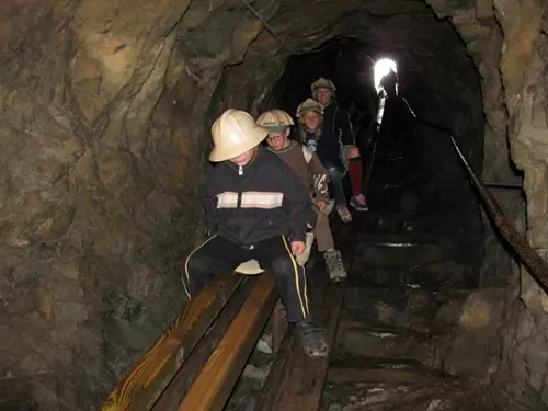 Vodní kolo a skluzavka v podzemí dolu Drkolnov v Hornickém muzeu Příbram
