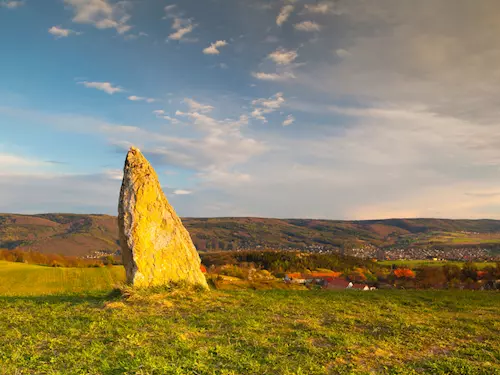 Menhir a betonové křeslo u Mořinky