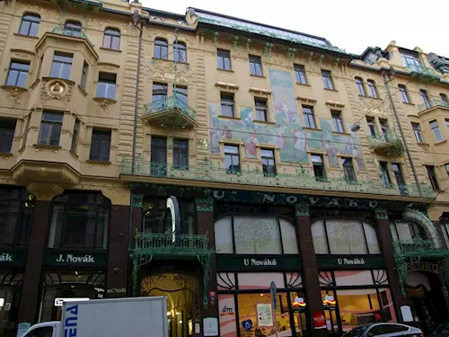 Dům U Nováků s pasáží v Praze 