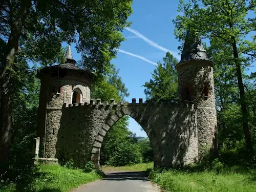 Arturův hrad v zámeckém areálu Sychrov