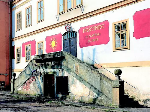 Hostinec u Zlatého slunce v barokním Kuksu