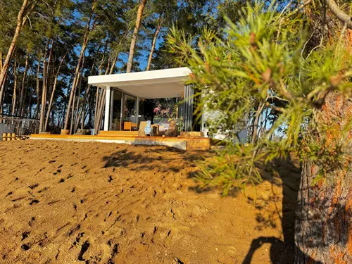 Sauna na břehu jezera Lhota