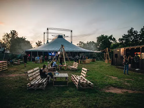 Rock for Hope právě startuje na letišti u Hradce Králové