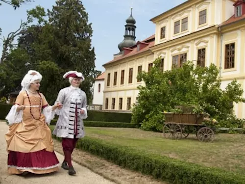 Barokní areál zámku ve Svojšíně o víkendu oživí zahradní slavnosti